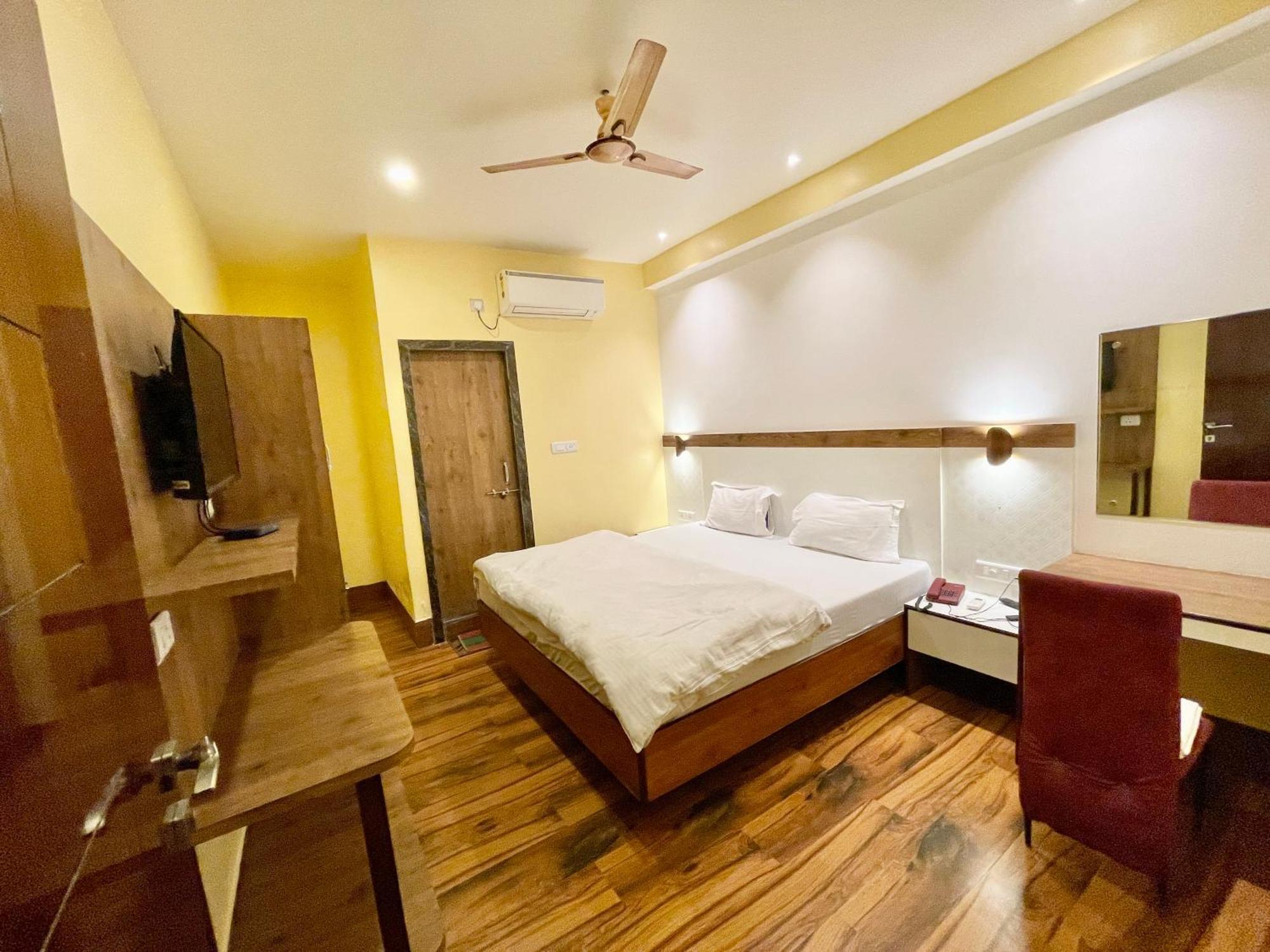 Hotel Shivam ! Varanasi होटल शिवम హోటల్ శివం ஹோட்டல் சிவம் Foreigner'S Choice ! Fully Air-Conditioned Hotel With Lift & Parking Availability, Near Kashi Vishwanath Temple, And Ganga Ghat, Best Hotel In Varanasi 2 Esterno foto
