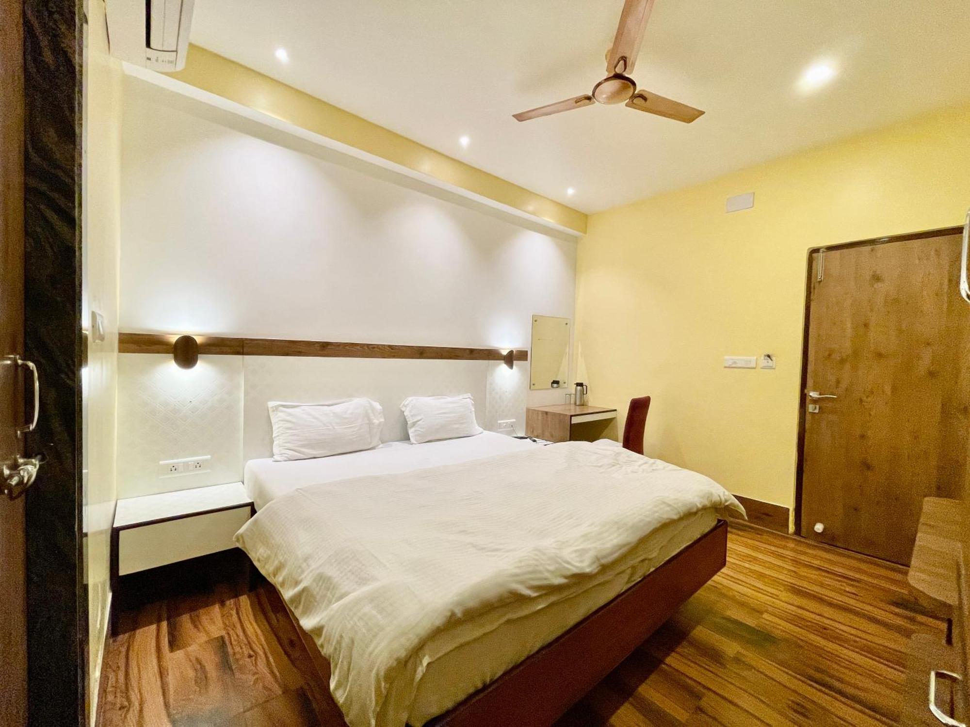 Hotel Shivam ! Varanasi होटल शिवम హోటల్ శివం ஹோட்டல் சிவம் Foreigner'S Choice ! Fully Air-Conditioned Hotel With Lift & Parking Availability, Near Kashi Vishwanath Temple, And Ganga Ghat, Best Hotel In Varanasi 2 Esterno foto