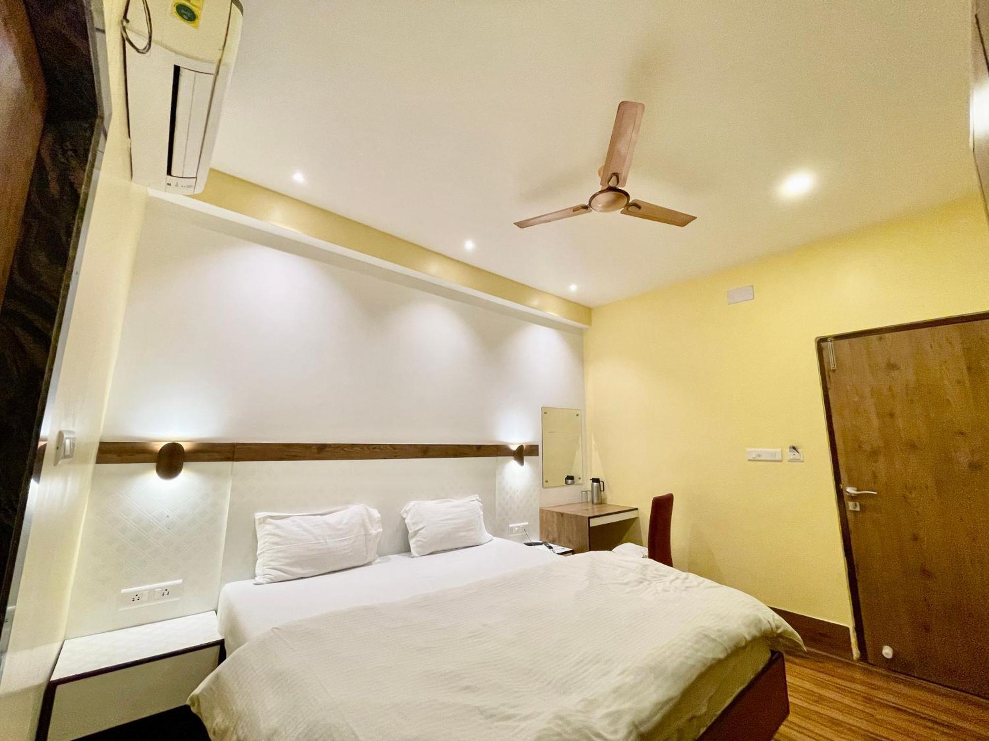 Hotel Shivam ! Varanasi होटल शिवम హోటల్ శివం ஹோட்டல் சிவம் Foreigner'S Choice ! Fully Air-Conditioned Hotel With Lift & Parking Availability, Near Kashi Vishwanath Temple, And Ganga Ghat, Best Hotel In Varanasi 2 Esterno foto