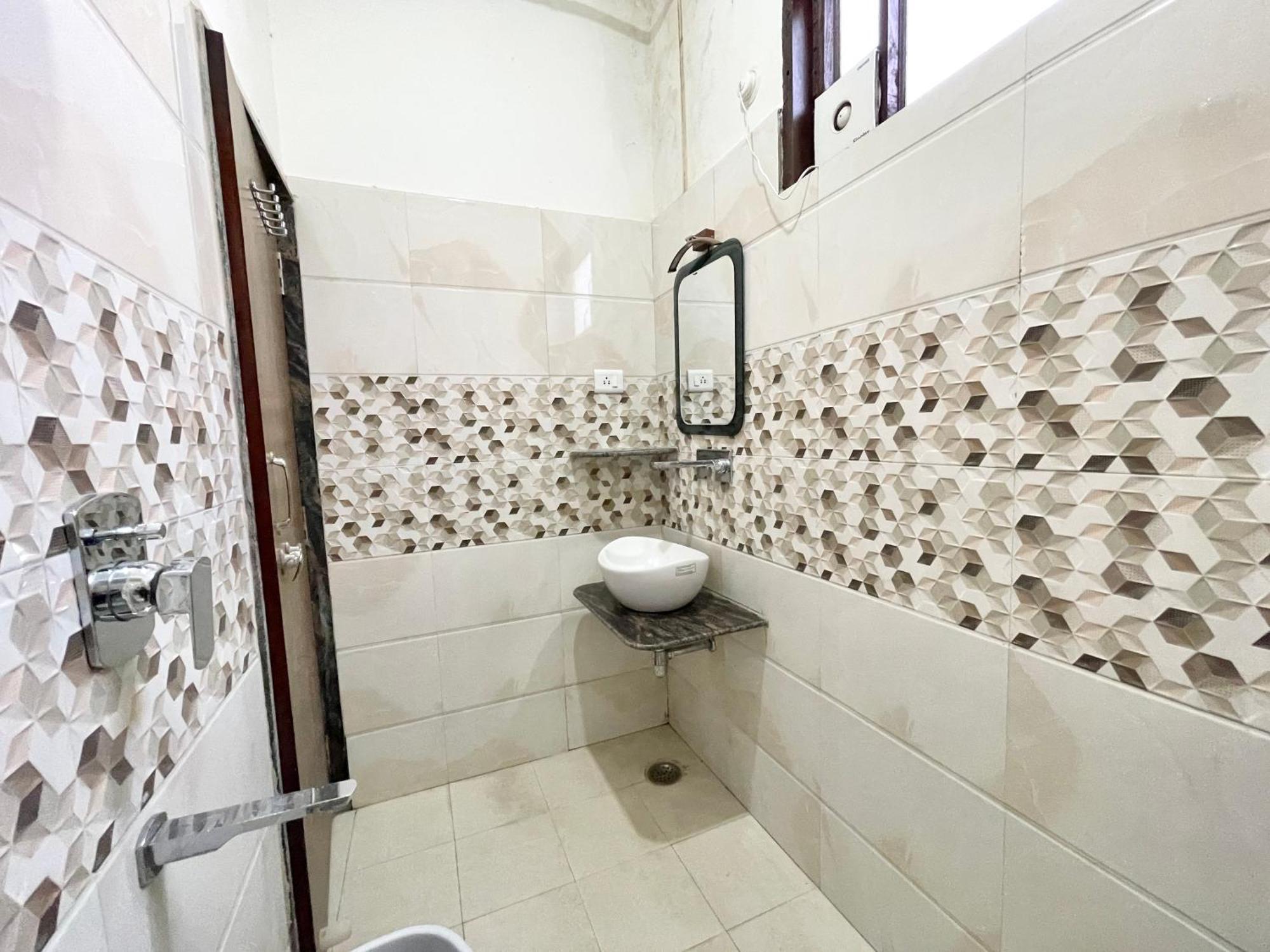 Hotel Shivam ! Varanasi होटल शिवम హోటల్ శివం ஹோட்டல் சிவம் Foreigner'S Choice ! Fully Air-Conditioned Hotel With Lift & Parking Availability, Near Kashi Vishwanath Temple, And Ganga Ghat, Best Hotel In Varanasi 2 Esterno foto