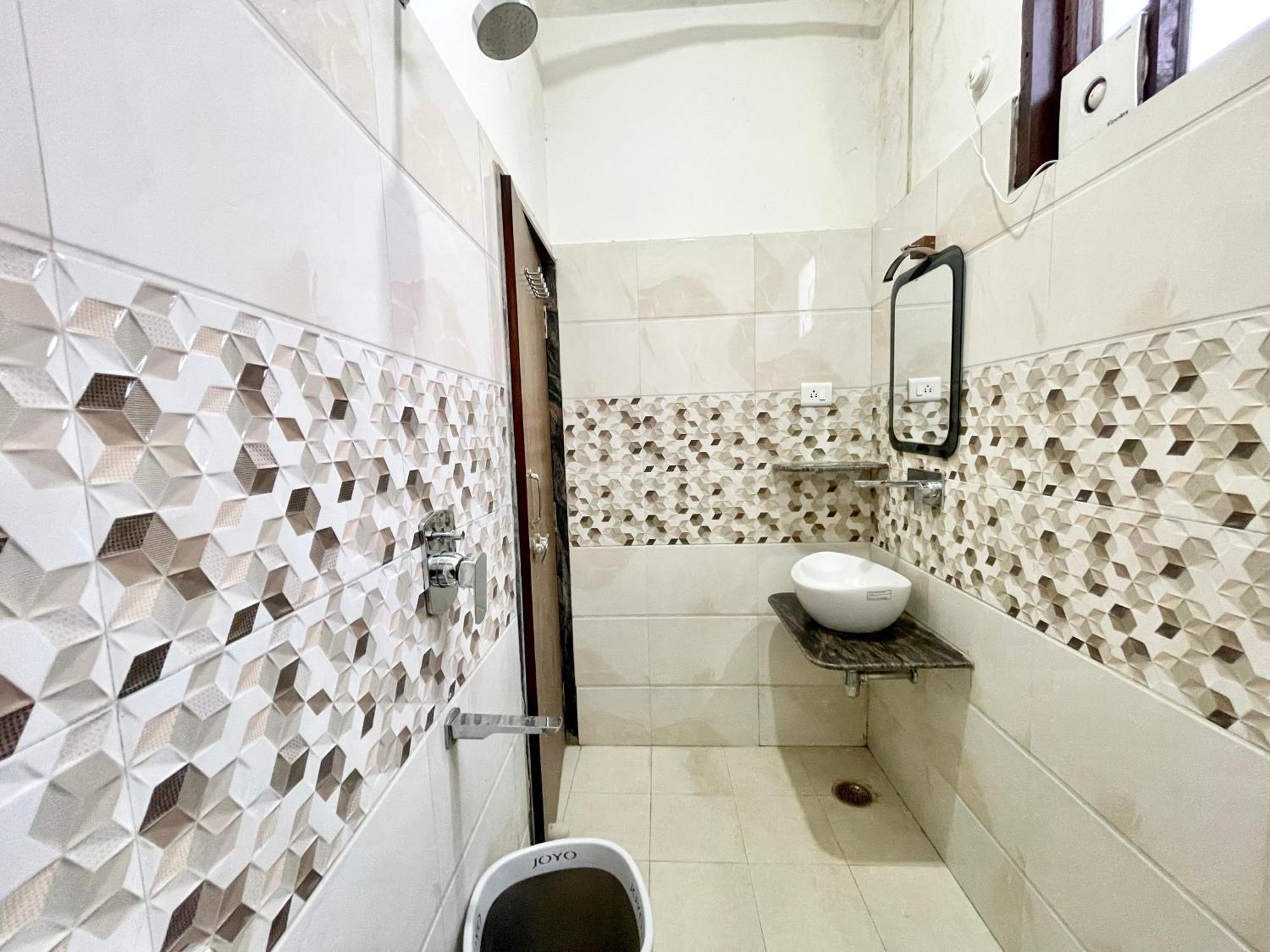 Hotel Shivam ! Varanasi होटल शिवम హోటల్ శివం ஹோட்டல் சிவம் Foreigner'S Choice ! Fully Air-Conditioned Hotel With Lift & Parking Availability, Near Kashi Vishwanath Temple, And Ganga Ghat, Best Hotel In Varanasi 2 Esterno foto
